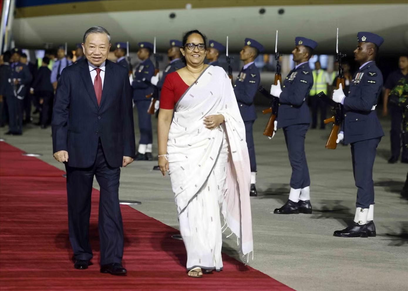 Tổng Bí thư, Chủ tịch nước Tô Lâm và Thủ tướng Sri Lanka Harini Amarasuriya tại lễ đón. (Ảnh: Thống Nhất – TTXVN) Tổng Bí thư, Chủ tịch nước Tô Lâm bắt đầu chuyến thăm cấp Nhà nước tới Sri Lanka - Ảnh 2.