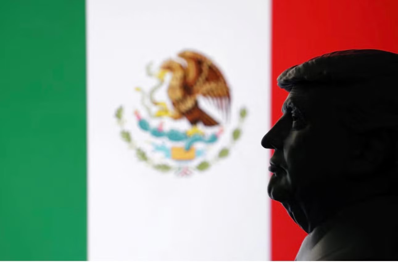 Hình ảnh Tổng thống Mỹ Donald Trump trên nền quốc kỳ Mexico. Ảnh: Reuters Mỹ rà soát hàng loạt lãnh sự quán Mexico giữa căng thẳng - Ảnh 1.