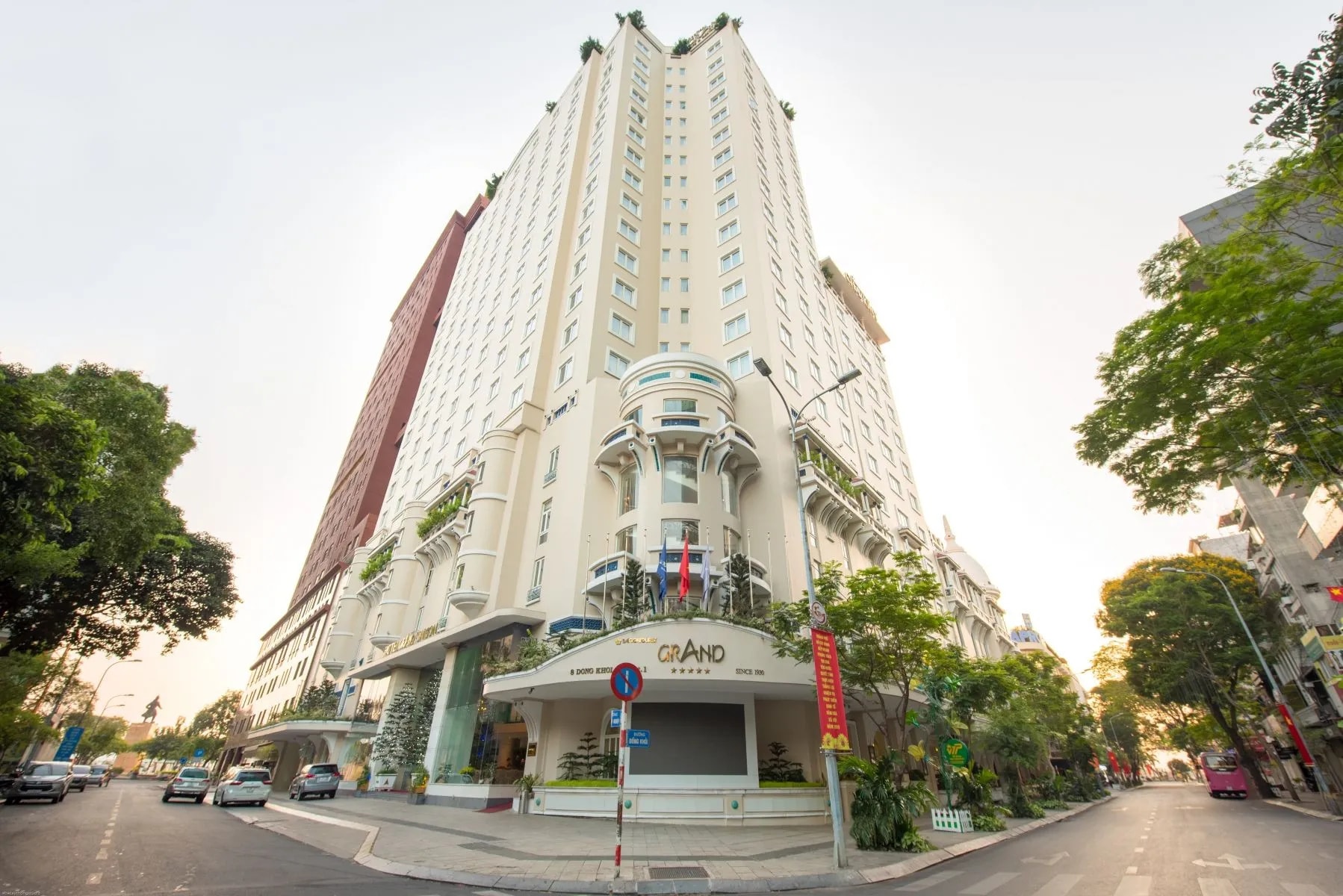 Khách sạn Grand Hotel Saigon. Nguồn ảnh: Internet Khách sạn Grand Hotel Saigon. Nguồn ảnh: Internet
