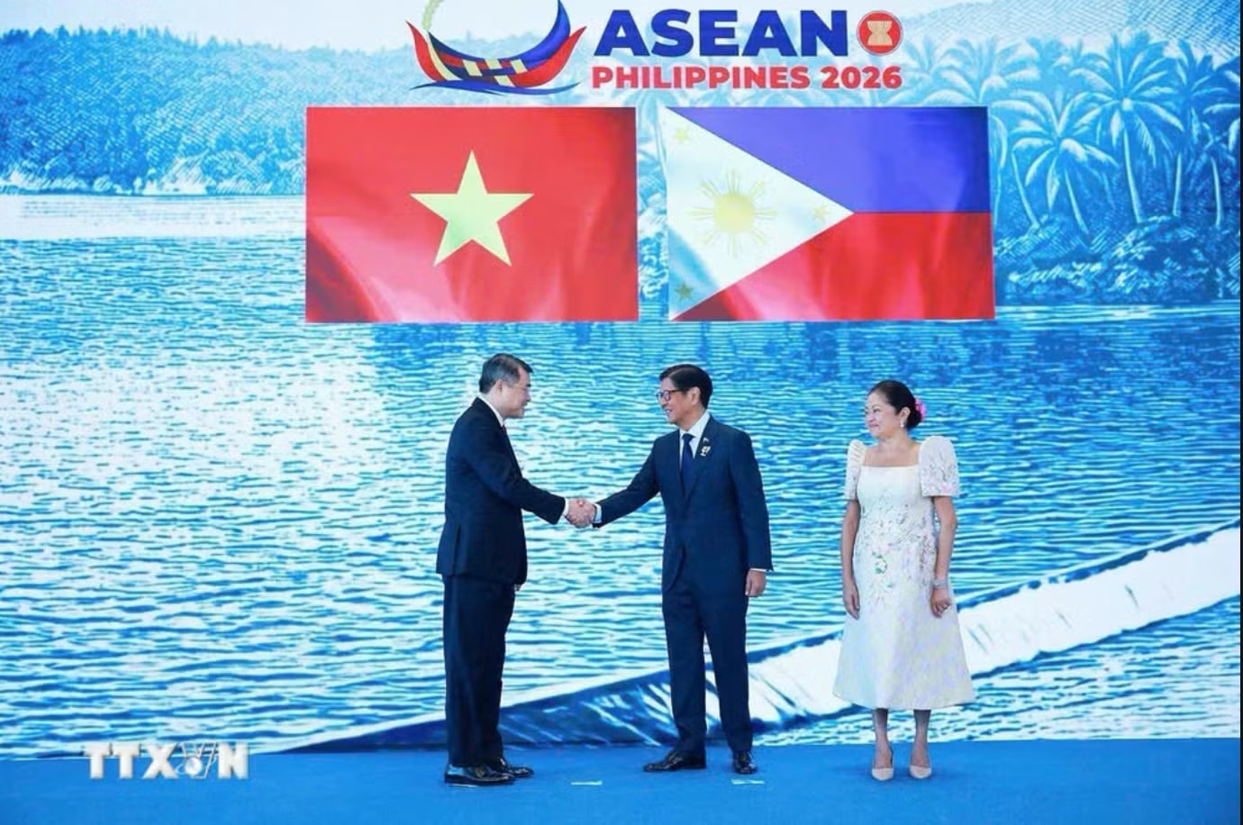 Tổng thống Philippines Ferdinand Romualdez Marcos Jr. - Chủ tịch ASEAN năm 2026, đón Thủ tướng Lê Minh Hưng dự Hội nghị Cấp cao ASEAN lần thứ 48. Ảnh: TTXVN Thủ tướng Lê Minh Hưng sẽ có bài phát biểu quan trọng tại Hội nghị cấp cao ASEAN - Ảnh 1.