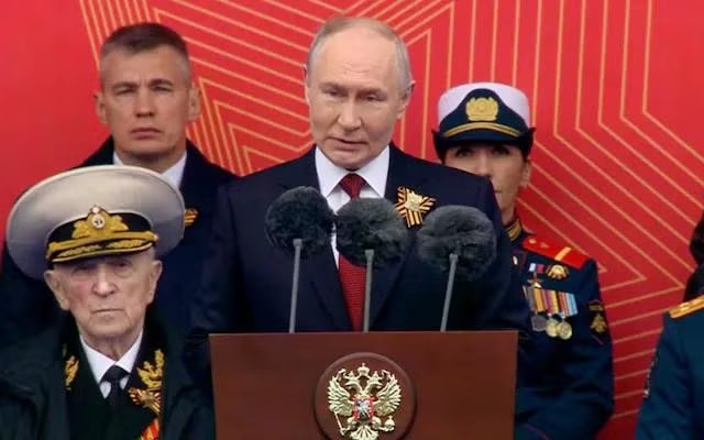 Tổng thống Nga Vladimir Putin phát biểu trên Quảng trường Đỏ sáng 9/5. Bài phát biểu đáng chú ý của Tổng thống Nga tại lễ duyệt binh trên Quảng trường Đỏ - Ảnh 1.