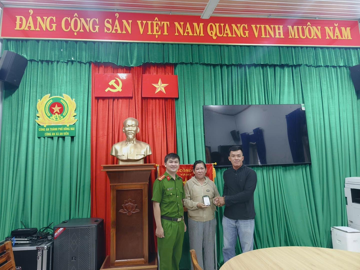 Nhận được 400 triệu vào tài khoản ngân hàng, thanh niên SN 2006 vội vàng báo công an