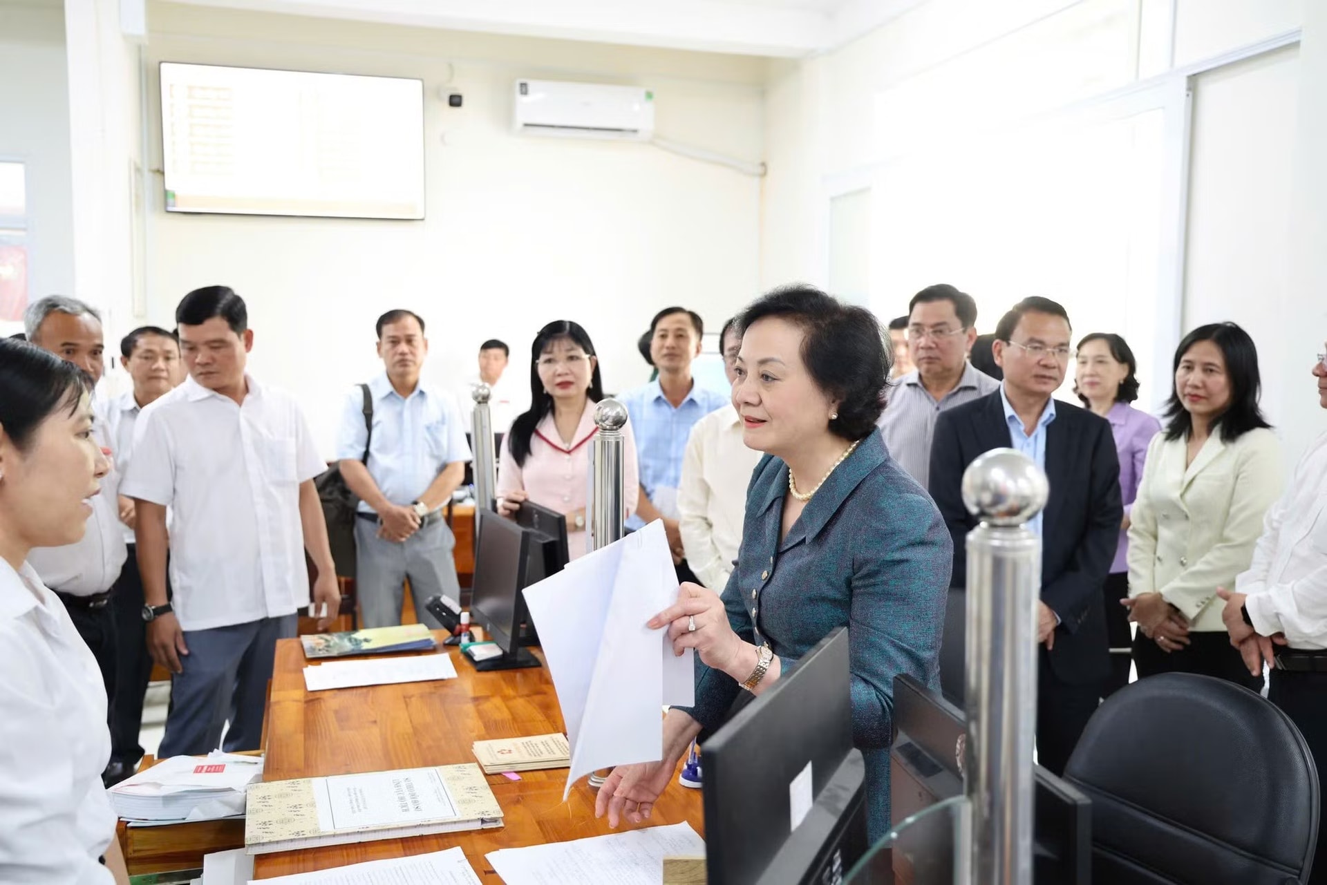 Phó Thủ tướng Phạm Thị Thanh Trà khảo sát Trung tâm Phục vụ hành chính công phường Vĩnh Tế, tỉnh An Giang. Ảnh: VGP. Chỉ lệnh đặc biệt từ Thủ tướng - Ảnh 3.