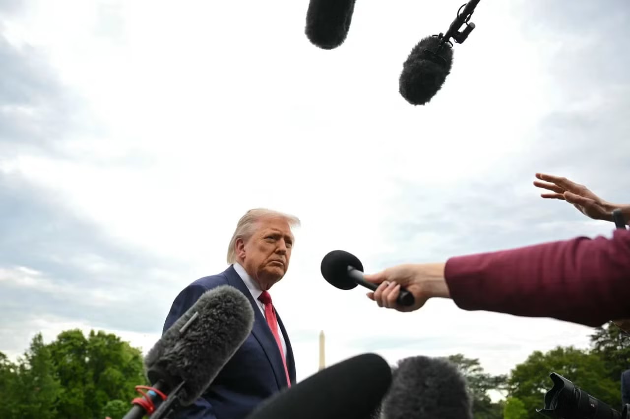 Tổng thống Mỹ Donald Trump trả lời báo giới. Tổng thống Trump: Mỹ sẽ nhận được phản hồi từ Iran vào tối nay - Ảnh 1.