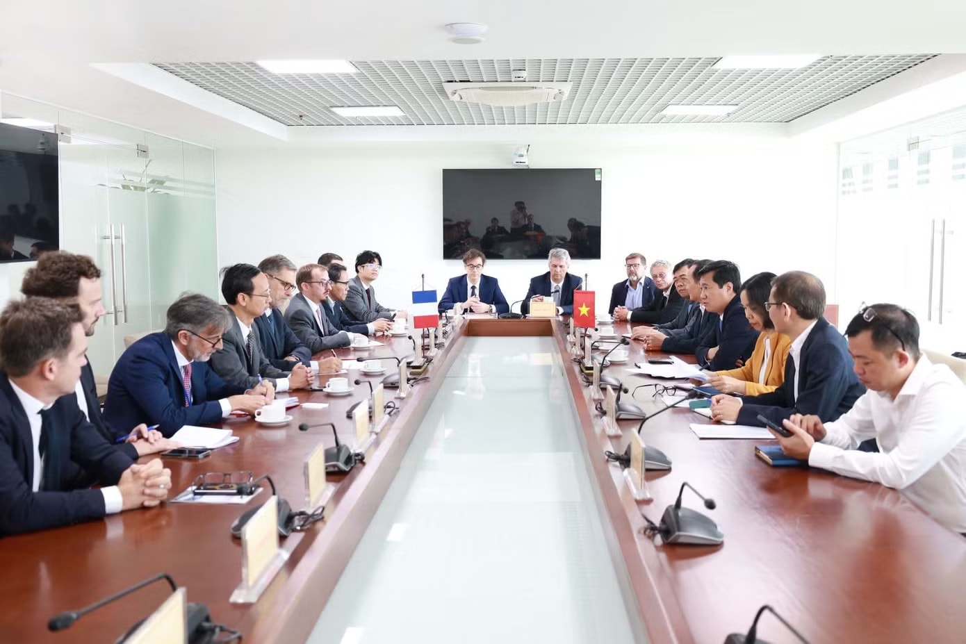 Quang cảnh buổi làm việc giữa phái đoàn của Pháp và Bộ Xây dựng. Ảnh: BXD. Pháp muốn tham gia siêu dự án đường sắt tốc độ cao Bắc - Nam - Ảnh 1.