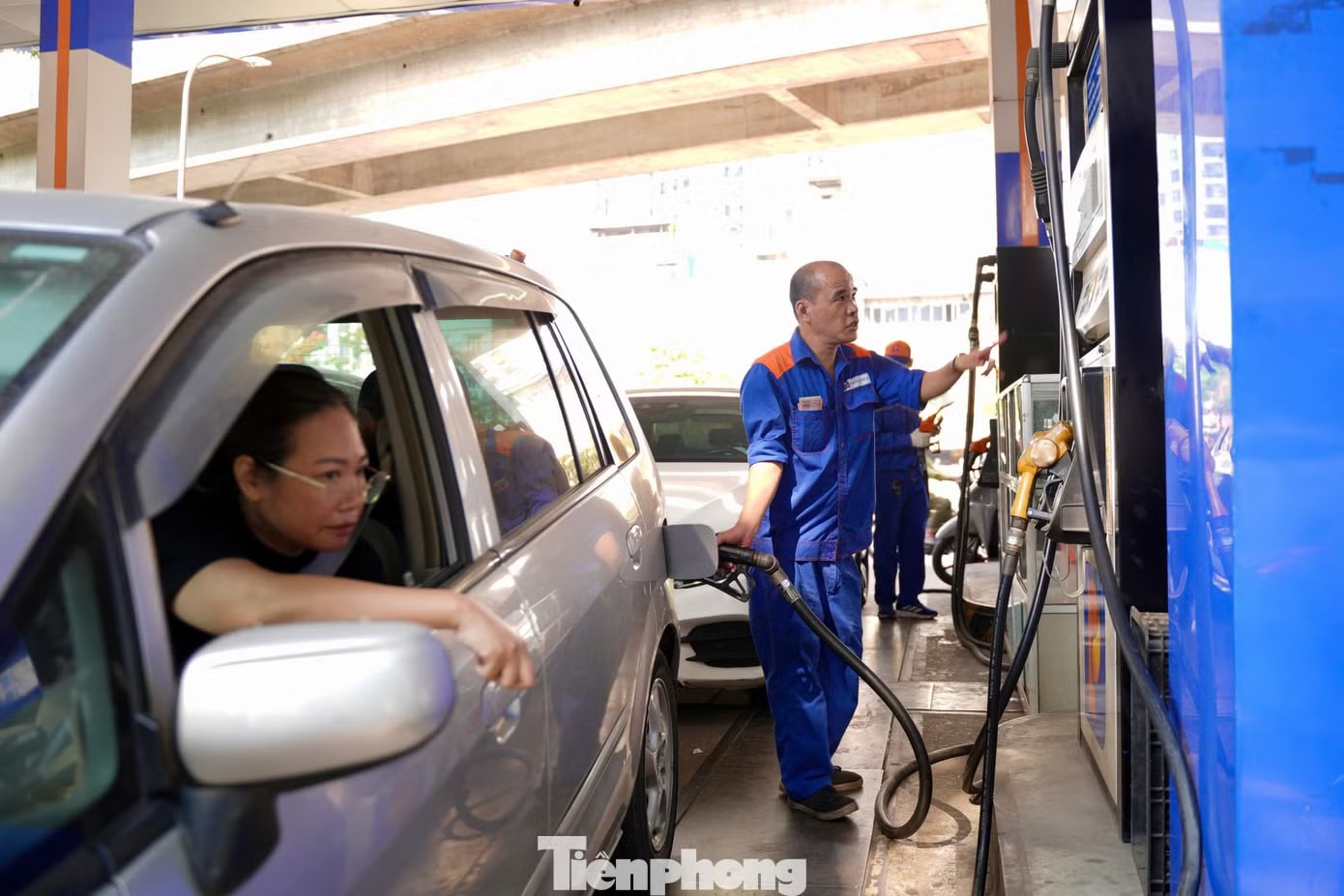 Hà Nội: Dòng người xếp hàng đổ xăng E10 - Ảnh 7.