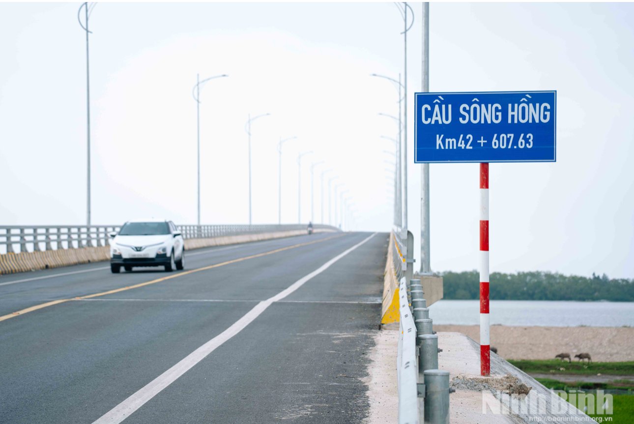 Cầu vượt sông gần 1.000 tỷ nối 2 tỉnh miền Bắc, kết thúc hơn 200 năm di chuyển bằng đò của người dân bên sông Hồng- Ảnh 1.