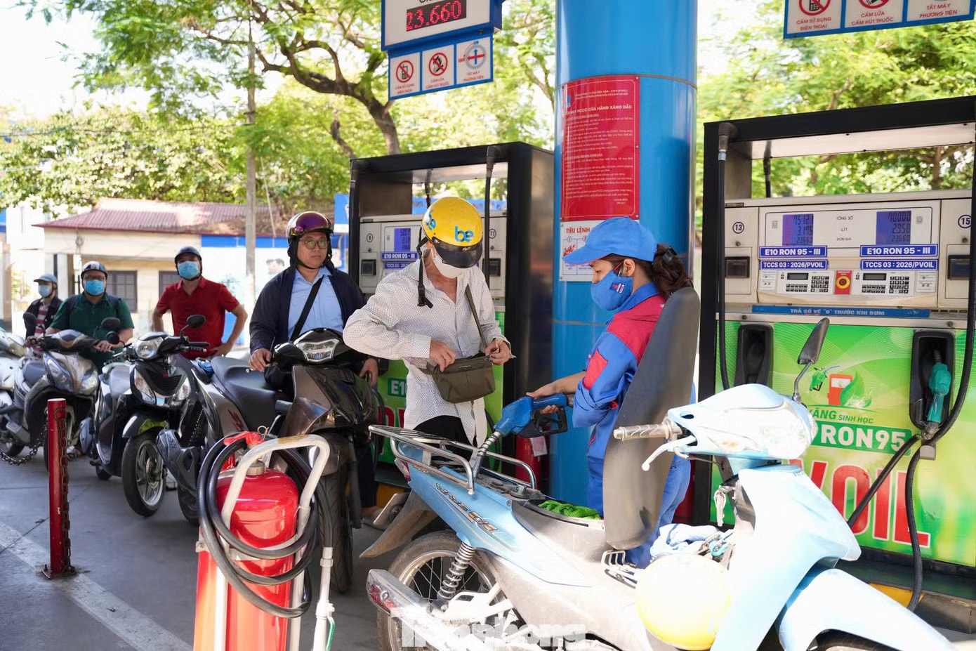 Hà Nội: Dòng người xếp hàng đổ xăng E10 - Ảnh 3.