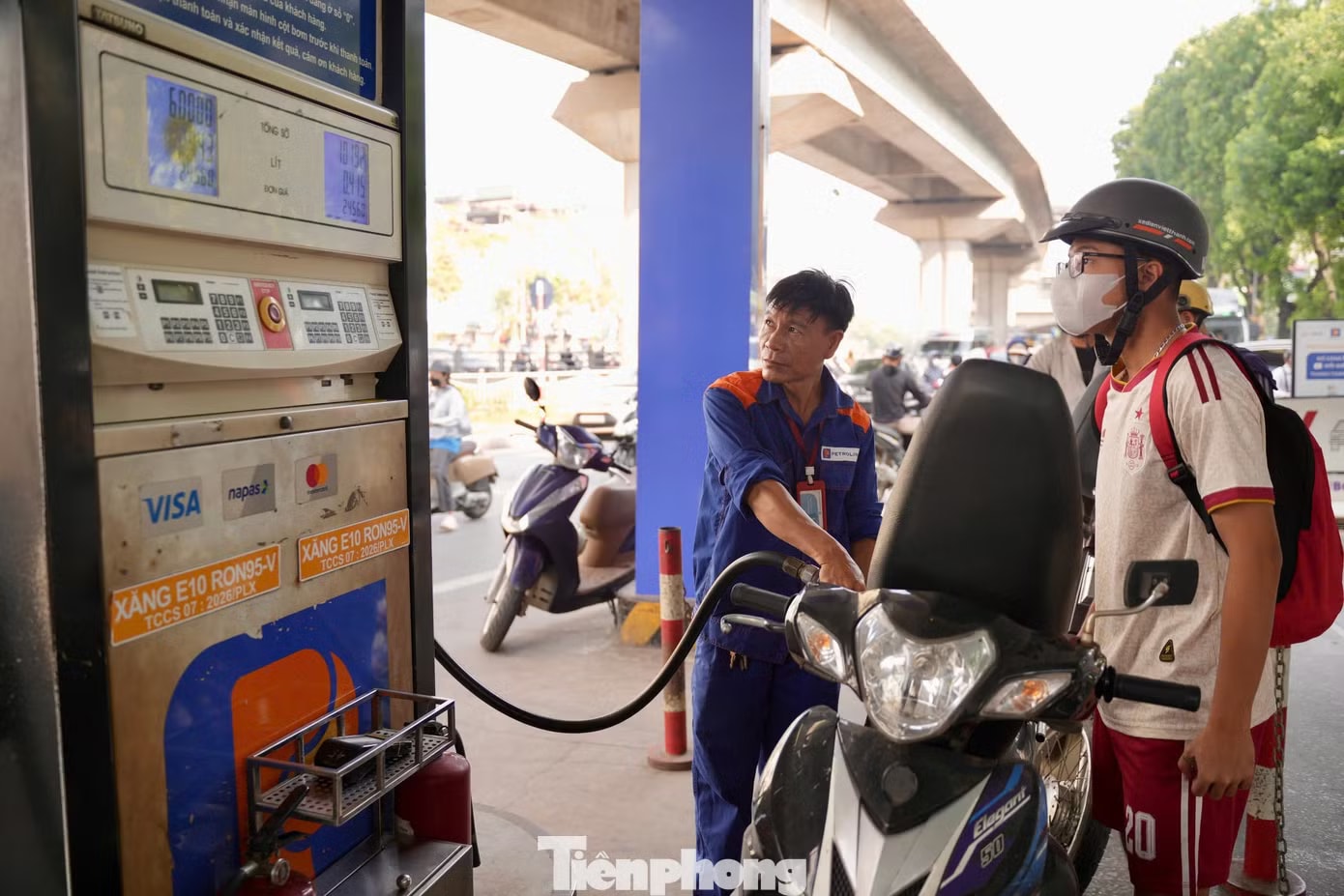 Hà Nội: Dòng người xếp hàng đổ xăng E10 - Ảnh 5.