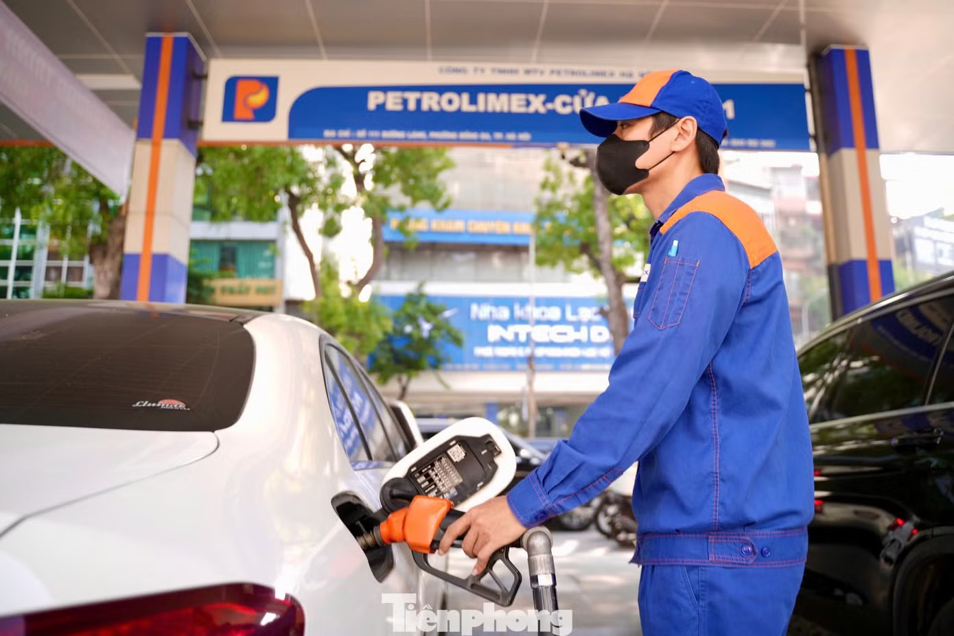 Hà Nội: Dòng người xếp hàng đổ xăng E10 - Ảnh 13.