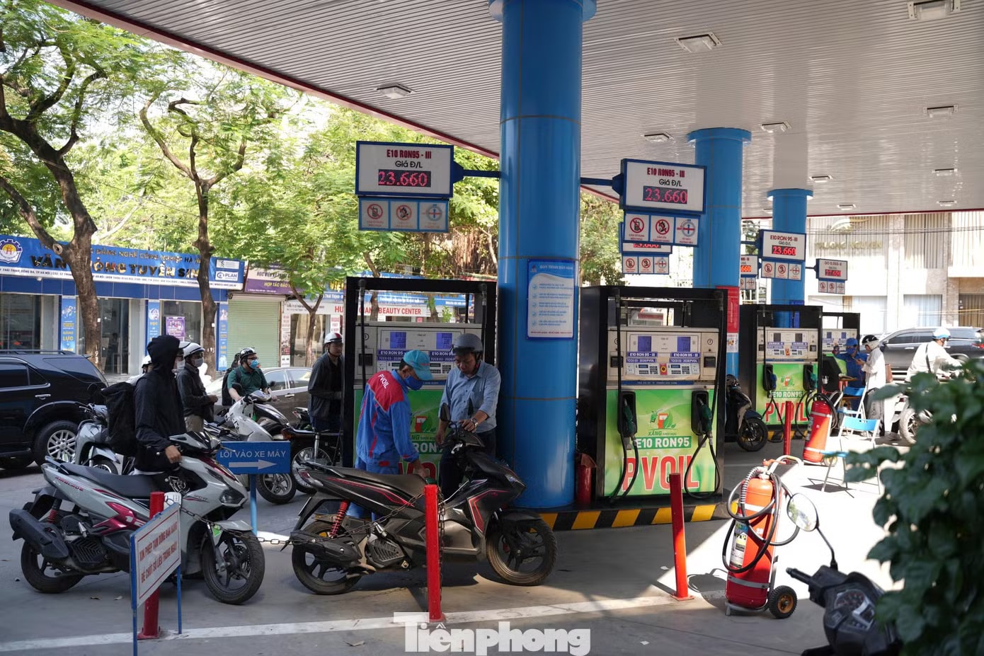 Hà Nội: Dòng người xếp hàng đổ xăng E10 - Ảnh 2.