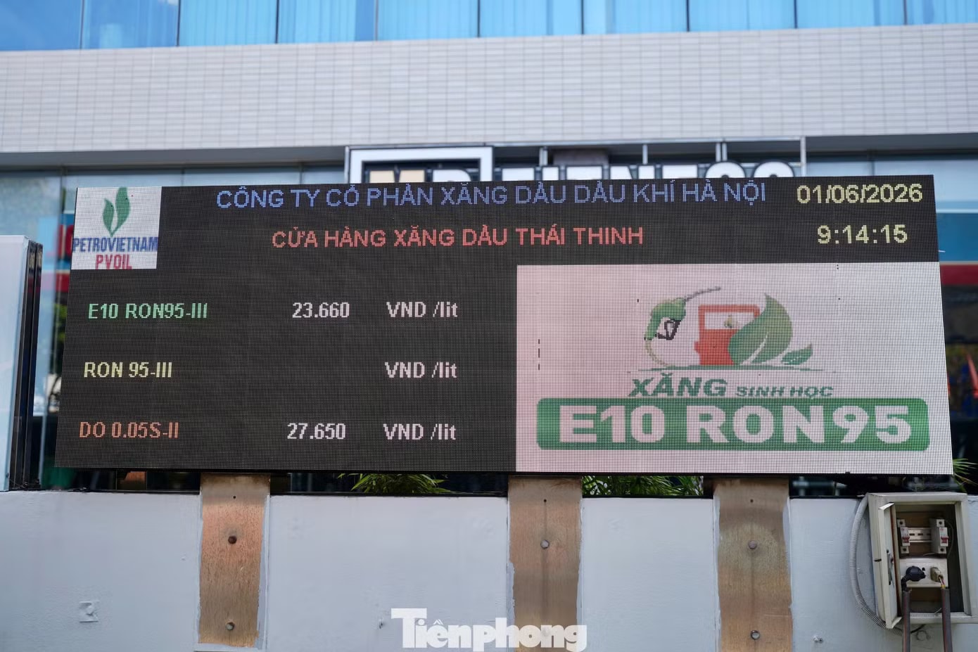 Hà Nội: Dòng người xếp hàng đổ xăng E10 - Ảnh 10.