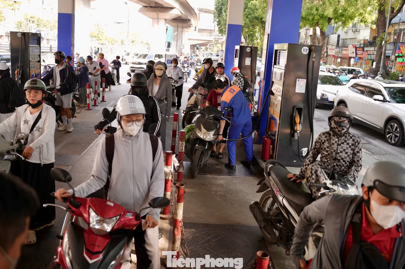 Hà Nội: Dòng người xếp hàng đổ xăng E10 - Ảnh 4.