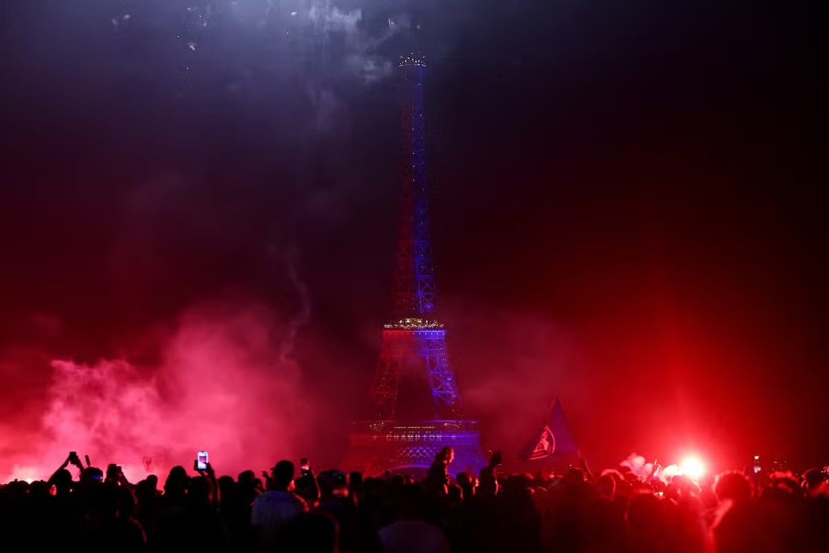 Hàng trăm người bị thương: Bạo loạn bao trùm Paris sau chiến thắng của CLB Paris Saint-Germain - Ảnh 2.