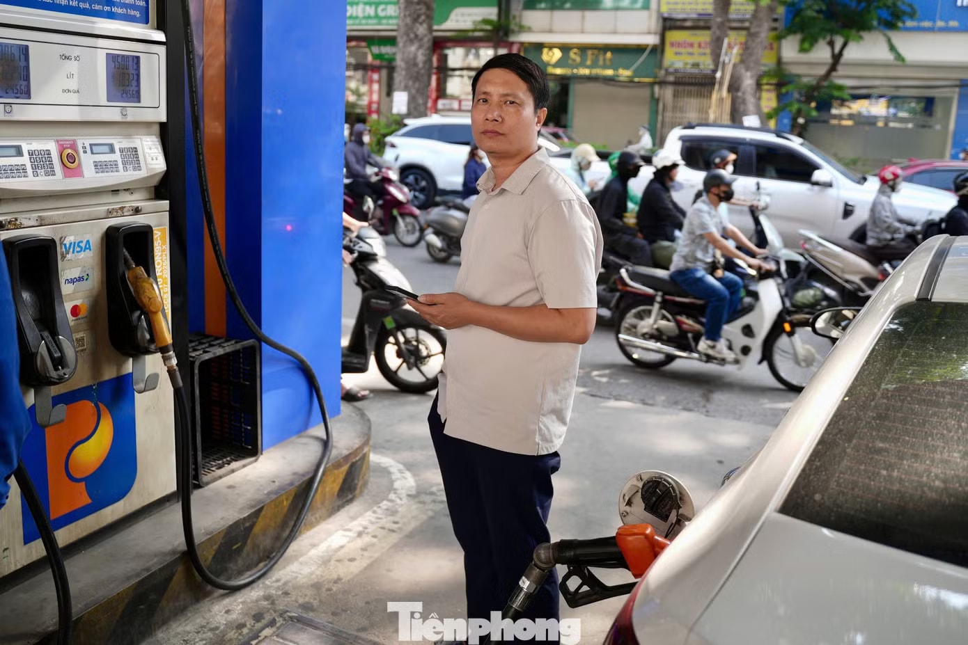 Hà Nội: Dòng người xếp hàng đổ xăng E10 - Ảnh 9.