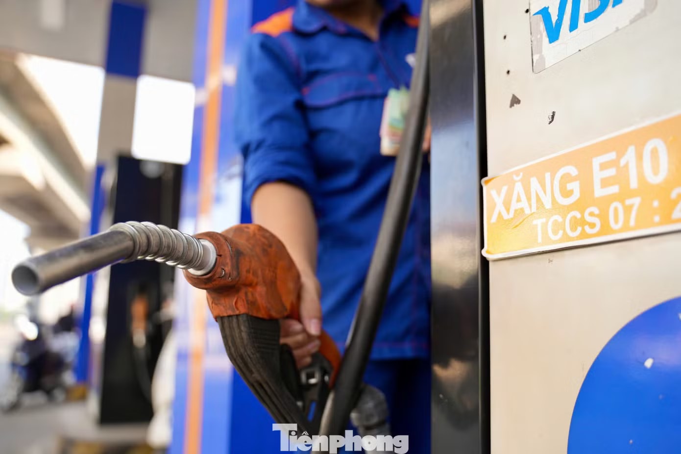 Hà Nội: Dòng người xếp hàng đổ xăng E10 - Ảnh 1.
