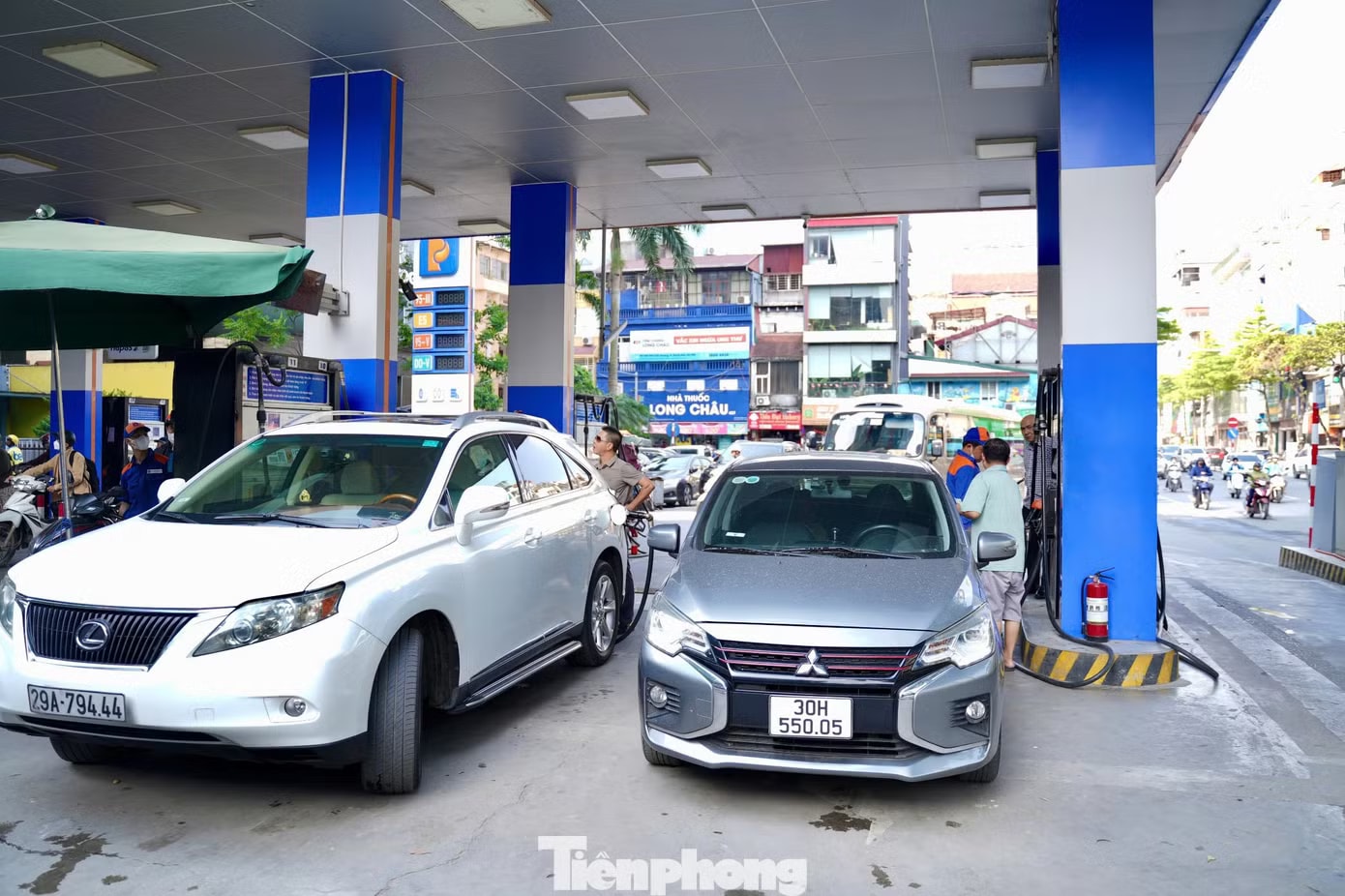 Hà Nội: Dòng người xếp hàng đổ xăng E10 - Ảnh 6.