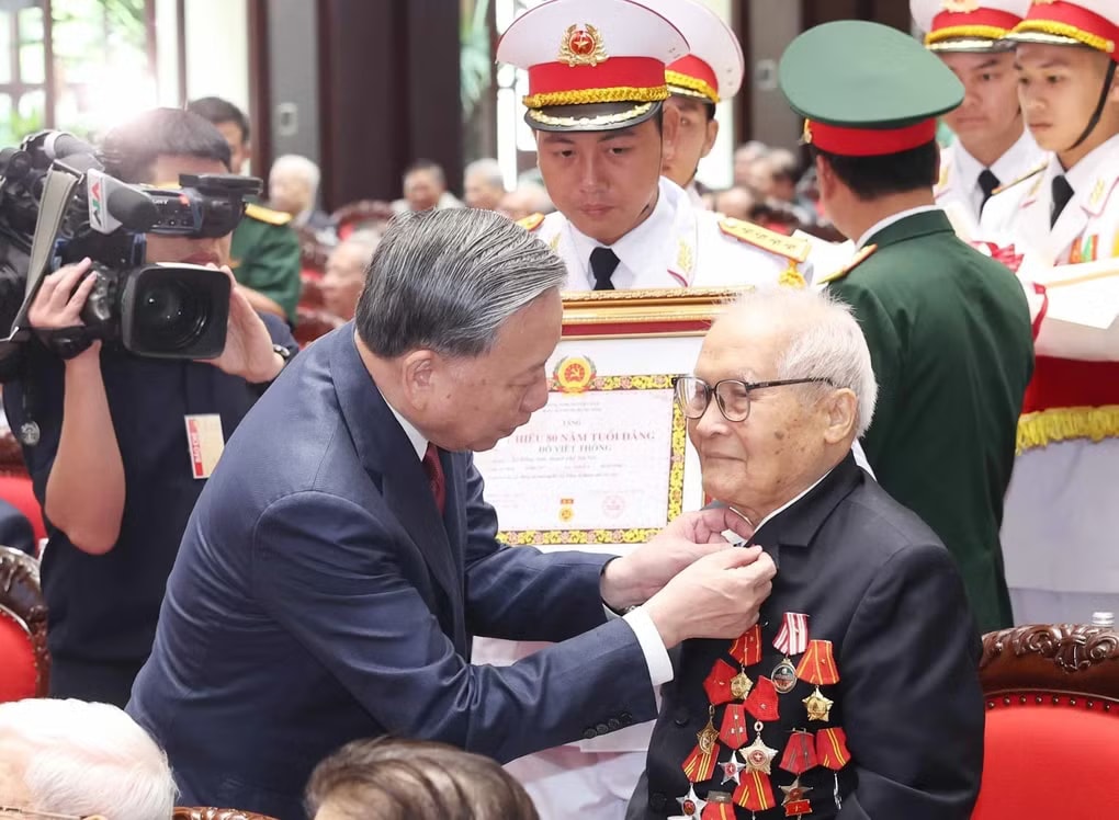 Ban Bí thư bổ sung Huy hiệu 35 năm, 95 năm tuổi Đảng - Ảnh 1.