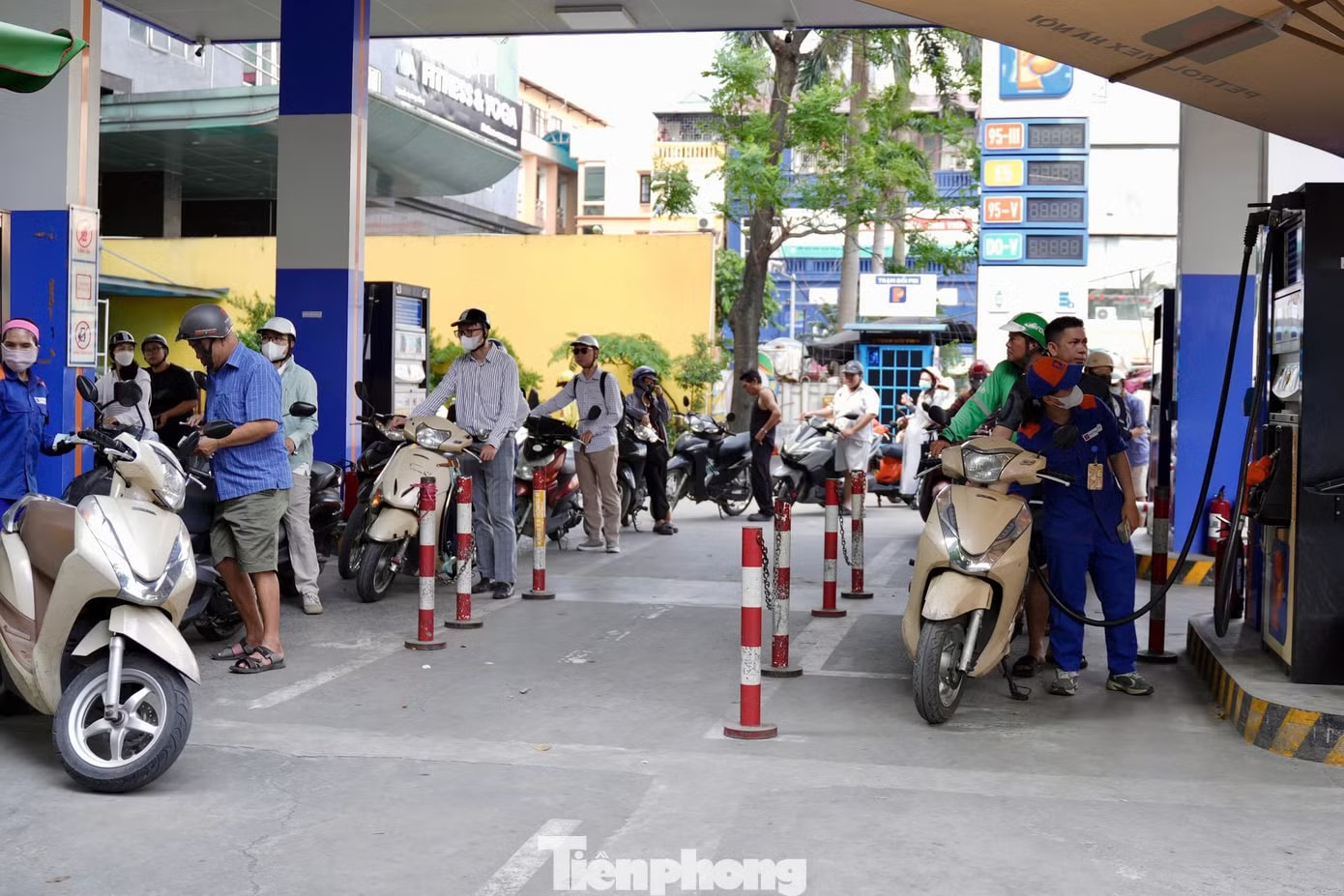 Hà Nội: Dòng người xếp hàng đổ xăng E10 - Ảnh 11.