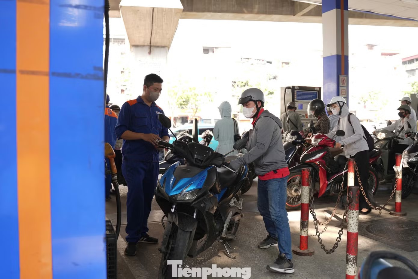 Hà Nội: Dòng người xếp hàng đổ xăng E10 - Ảnh 12.