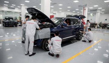 Chạy 15.000 km, chủ VinFast VF 6 mang xe đi bảo dưỡng, thấy hóa đơn phải thốt lên một câu