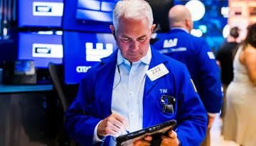 Đà phục hồi của cổ phiếu chip suy yếu, S&P 500 và Nasdaq quay đầu giảm điểm