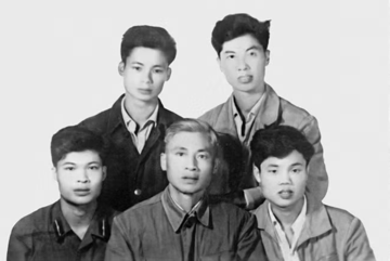 Nhà văn đặc biệt trong lịch sử Việt Nam mang hàm Trung tướng, được phong tặng danh hiệu Anh hùng Lao động, sở hữu tiểu thuyết được dịch ra nhiều ngôn ngữ