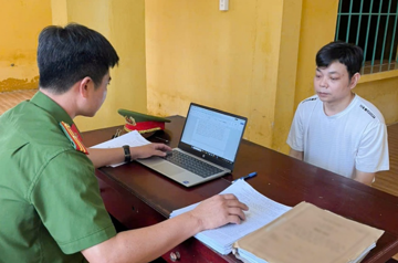 Tống đạt quyết định khởi tố cựu Giám đốc 'tặng vàng' cho khách hàng
