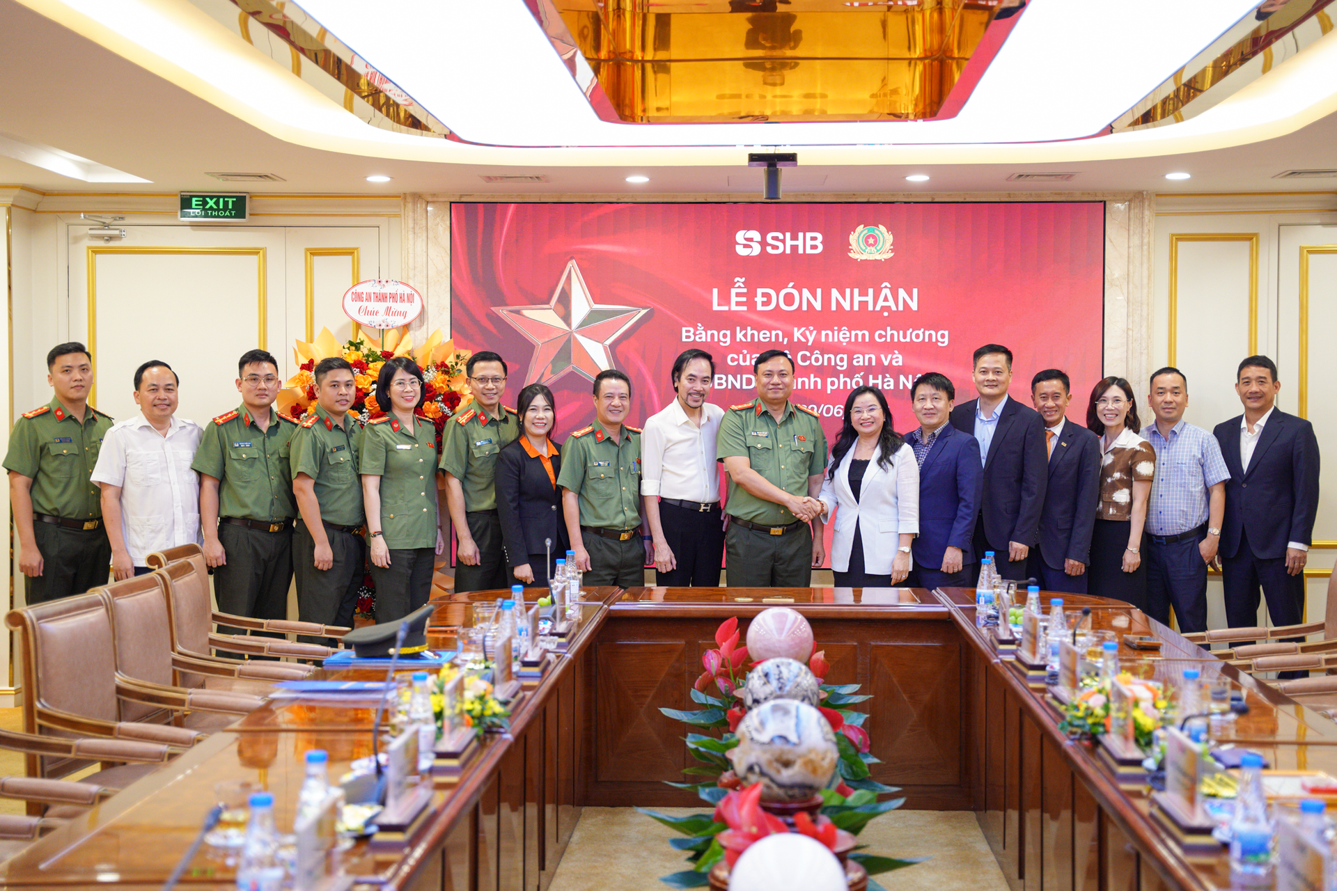 Đại tá Nguyễn Tiến Đạt, Phó Giám đốc Công an TP. Hà Nội trao bằng khen và công nhận tới đại diện lãnh đạo <a style='text-decoration: none;' href='/SHB'>SHB</a>
