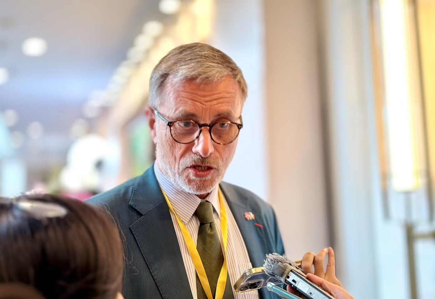 Đại sứ Pháp tại Việt Nam Olivier Brochet. Việt Nam giúp định hình tầm nhìn ASEAN - Ảnh 2.