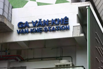 Mảng vữa dày 5 cm từ nhà ga metro Văn Khê rơi trúng xe buýt đang chạy