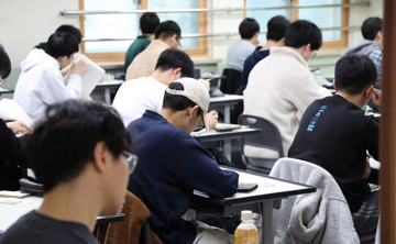 Phát hiện, hủy kết quả 2 thí sinh dùng kính AI để gian lận trong kỳ thi tiếng Anh quốc tế
