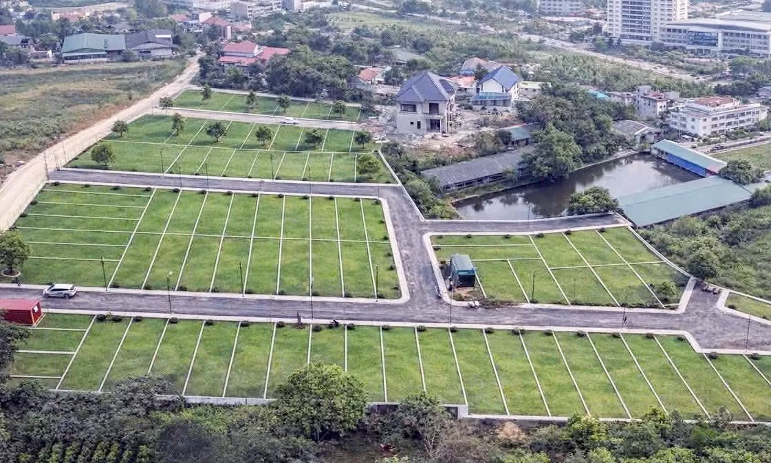 Giá đất nền vùng ven Hà Nội giảm đáng kể so với thời kỳ đỉnh sốt được thiết lập trong năm 2025 và đầu năm 2026. Hà Nội: Giá đất nền vùng ven có nơi giảm cả tỷ đồng/lô - Ảnh 1.