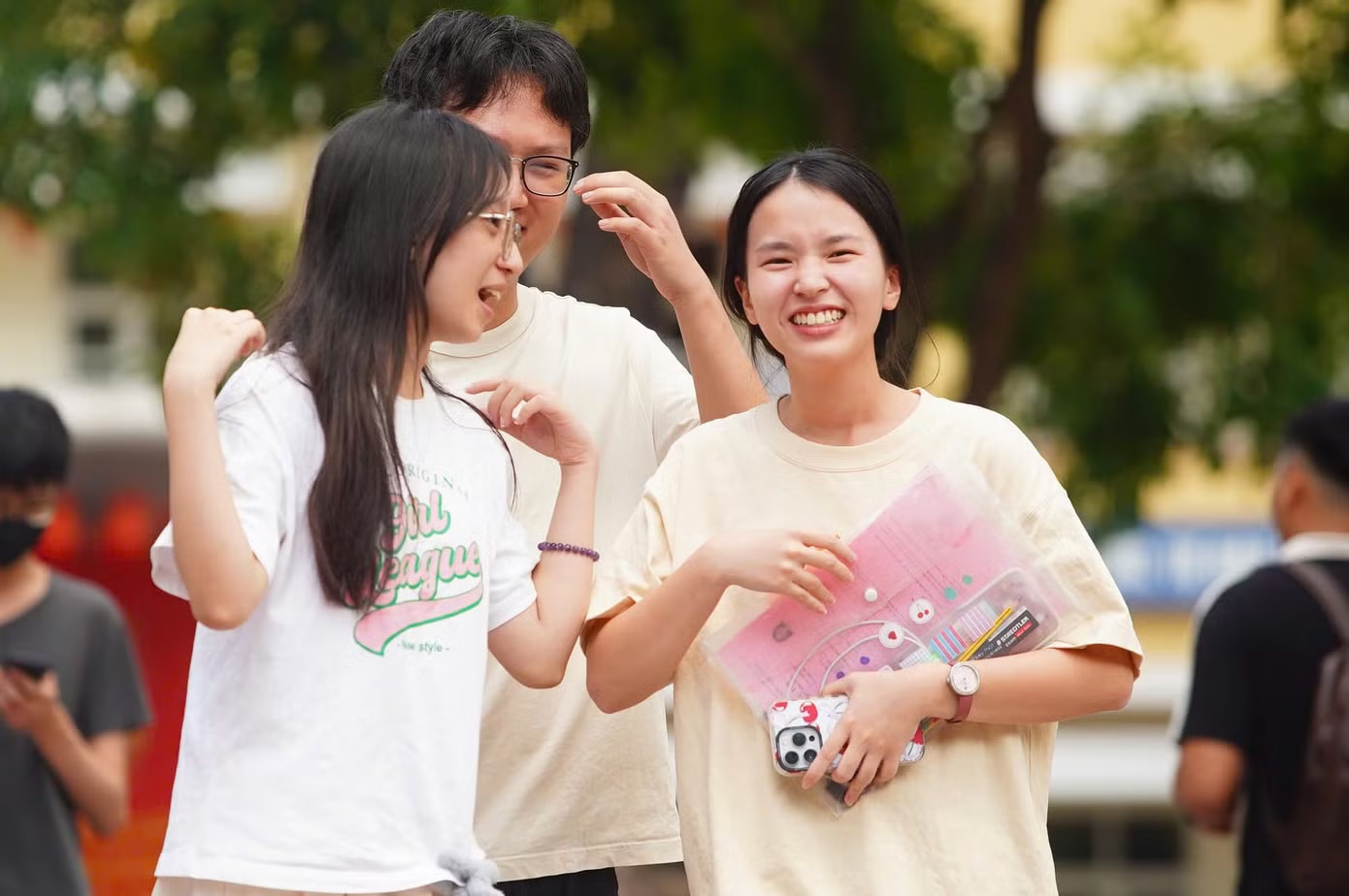 9 giờ 35 phút sáng nay, thí sinh trên toàn quốc hoàn thành bài thi Ngữ văn. (ảnh: Duy Phạm) Chi tiết đề thi Ngữ văn, cập nhật giải đề sớm nhất - Ảnh 3.