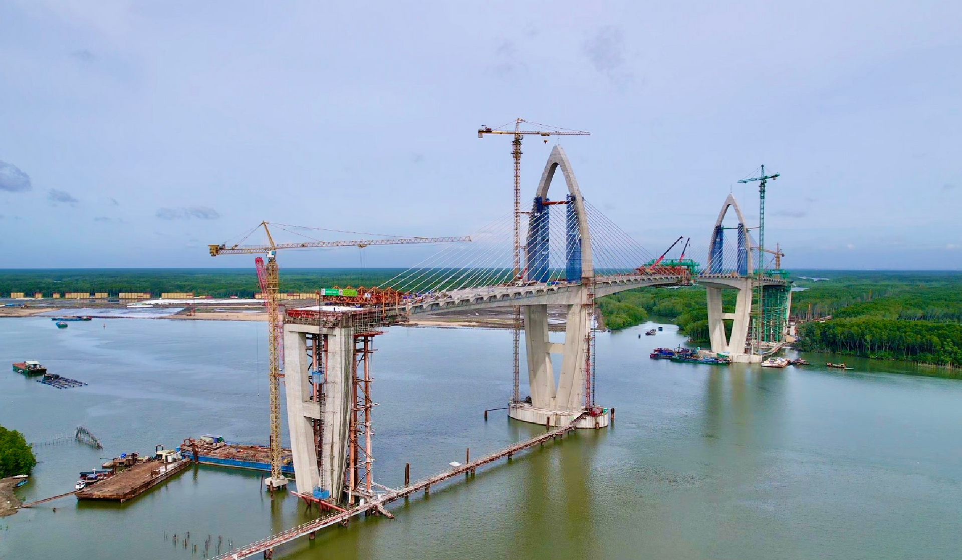 Cây cầu có nhịp chính dài nhất Đông Nam Á, kết nối 2 thành phố giàu nhất cả nước vượt tiến độ 6 tháng- Ảnh 1. Cây cầu có nhịp chính dài nhất Đông Nam Á, kết nối 2 thành phố giàu nhất cả nước vượt tiến độ 6 tháng- Ảnh 1.