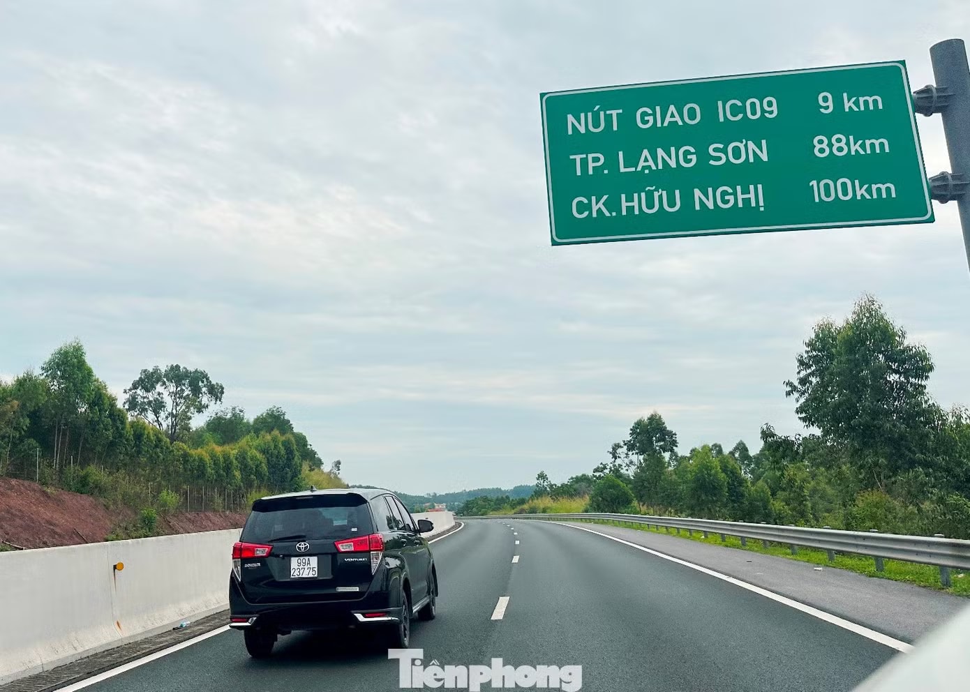Một nguyên nhân khác cũng được cơ quan chức năng trong đó có Bộ Xây dựng chỉ ra, công tác dự báo lưu lượng khi thực hiện dự án chưa sát, chưa thực tế, dẫn tới thâm hụt doanh thu; cùng với đó việc không thu phí tại QL1 đoạn dự án kết hợp cải tạo, nâng cấp (km24+900) đã làm ảnh hưởng đến phương án tài chính của dự án. Nghịch lý: Cao tốc Bắc Giang - Lạng Sơn vắng tanh, xe chạy QL1A đông nghịt - Ảnh 4.