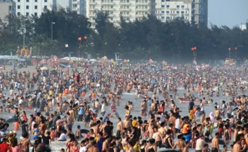 Một tỷ phú Việt Nam vừa cho 300 nhân viên đi du lịch trên du thuyền hạng sang, lưu trú tại khách sạn hàng đầu Hạ Long