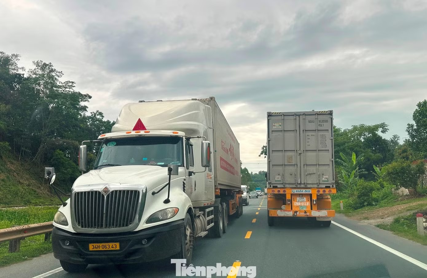 Xe qua lại đây có nhiều xe tải, xe container, đầu kéo loại lớn. Nghịch lý: Cao tốc Bắc Giang - Lạng Sơn vắng tanh, xe chạy QL1A đông nghịt - Ảnh 7.