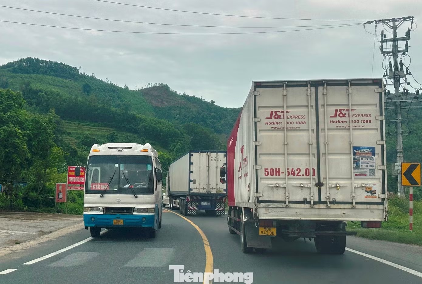 Xe khách và xe container nối đuôi nhau lưu thông trên QL1A đoạn qua xã Nhân Lý, Lạng Sơn vào sáng 11/6. Nghịch lý: Cao tốc Bắc Giang - Lạng Sơn vắng tanh, xe chạy QL1A đông nghịt - Ảnh 8.