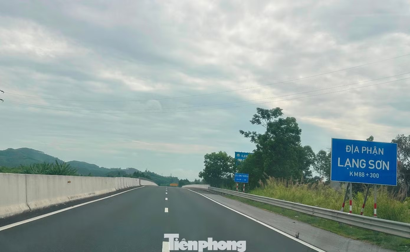 Một trong những nguyên nhân được phóng viên Tiền Phong ghi nhận, hiện tuyến cao tốc Bắc Giang - Lạng Sơn đang chạy song song với tuyến QL1A, do vậy nhiều loại xe, trong đó có xe tải, xe khách đã chọn chạy ở QL1A để không phải nộp phí. Nghịch lý: Cao tốc Bắc Giang - Lạng Sơn vắng tanh, xe chạy QL1A đông nghịt - Ảnh 3.