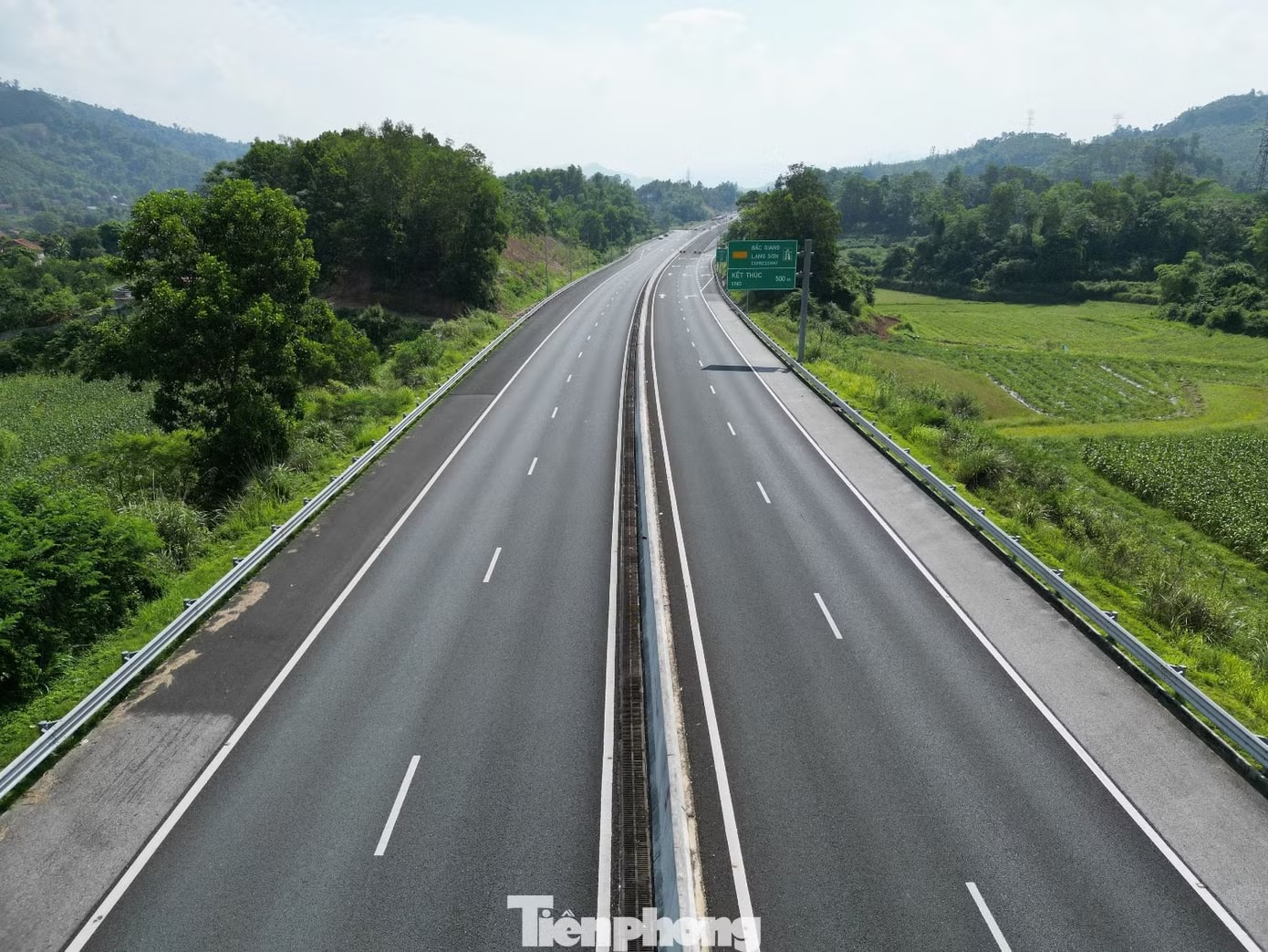 UBND tỉnh Lạng Sơn - cơ quan quản lý nhà nước tại dự án cho biết, lưu lượng xe qua lại thấp, dẫn đến một số thời điểm doanh thu không đạt so với phương án tài chính, việc này dẫn đến doanh nghiệp dự án gặp khó khăn trong việc trả lãi, gốc vay ngân hàng. Nghịch lý: Cao tốc Bắc Giang - Lạng Sơn vắng tanh, xe chạy QL1A đông nghịt - Ảnh 2.