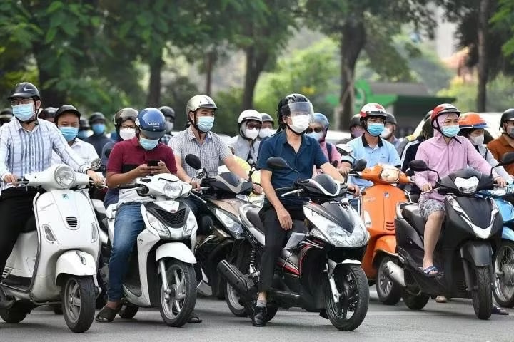 Chủ tịch Hà Nội giải thích lý do ‘thu hẹp’ đối tượng được hỗ trợ chuyển đổi sang xe điện - Ảnh 2.