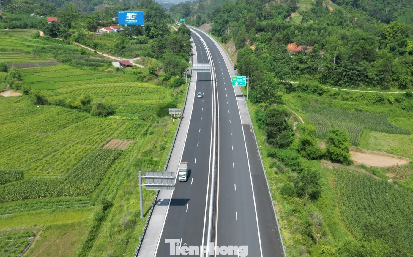 Tuyến cao tốc Bắc Giang - Lạng Sơn được đầu tư bằng hình thức BOT và đưa vào sử dụng hơn 5 năm nay, nhưng theo đánh giá của cơ quan chức năng tuyến đang có lưu lượng xe ít. Nghịch lý: Cao tốc Bắc Giang - Lạng Sơn vắng tanh, xe chạy QL1A đông nghịt - Ảnh 1.
