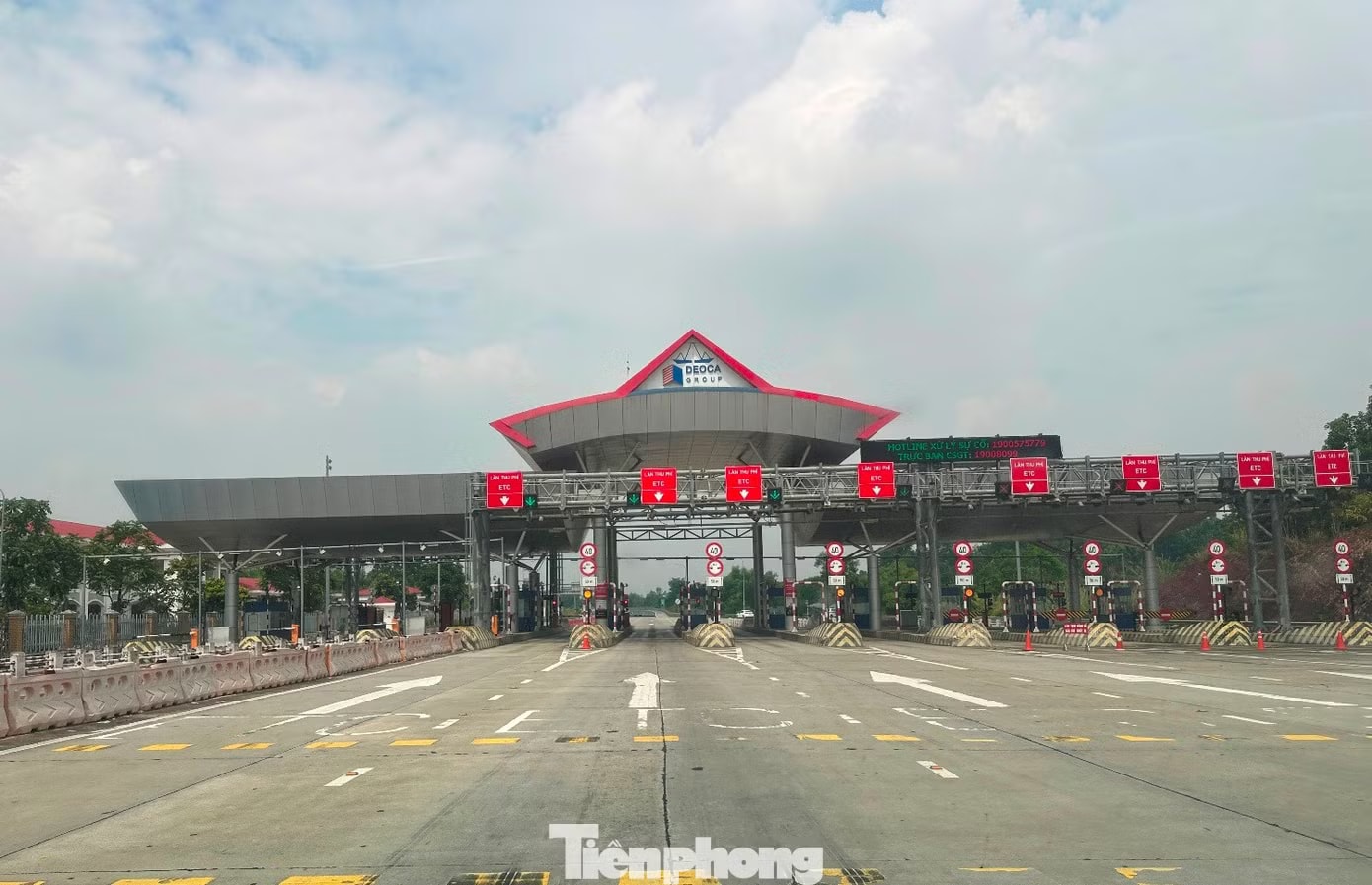 Gần chục cửa thu phí của cao tốc đoạn kết thúc từ Lạng Sơn về Bắc Giang vắng bóng xe đi qua. Ảnh chụp 10h ngày 11/6. Nghịch lý: Cao tốc Bắc Giang - Lạng Sơn vắng tanh, xe chạy QL1A đông nghịt - Ảnh 5.