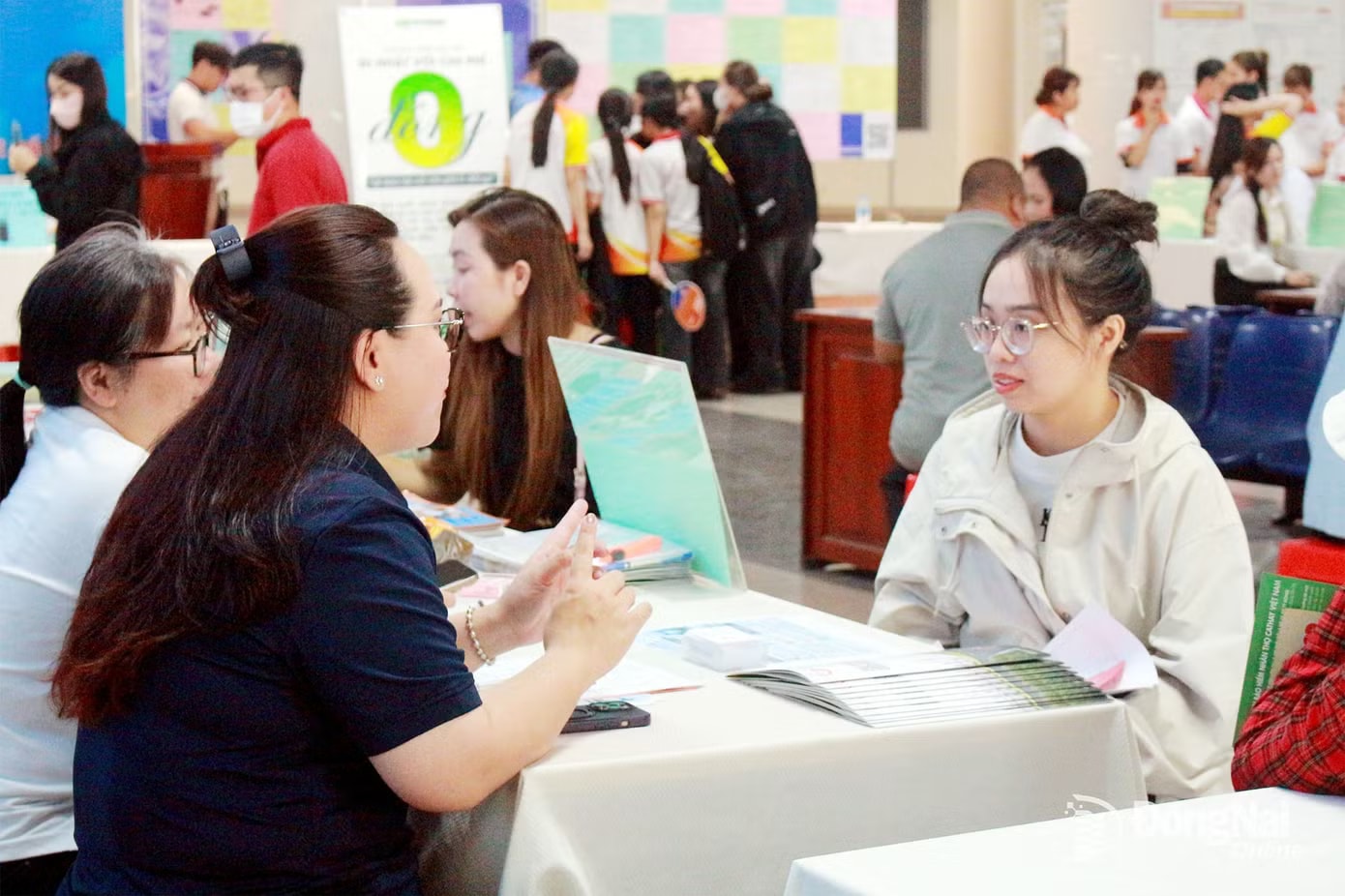 Người lao động chưa tiếp cận với nền tảng mới khiến sàn giao dịch việc làm rơi vào tình trạng ế khách (ảnh minh họa). Lý do Sàn Giao dịch việc làm Quốc gia tại TPHCM 'ế khách' - Ảnh 1.