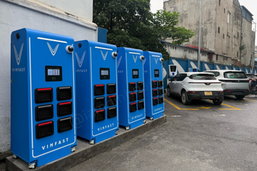 Sau FPT, Viettel, Thế Giới Di Động, thêm một 'ông lớn' bắt tay tỷ phú Phạm Nhật Vượng làm 6.000 tủ đổi pin xe điện