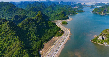 Tuyến đường ven biển đẹp nhất Việt Nam: Xuyên núi, ôm biển và kết nối 2 vịnh di sản