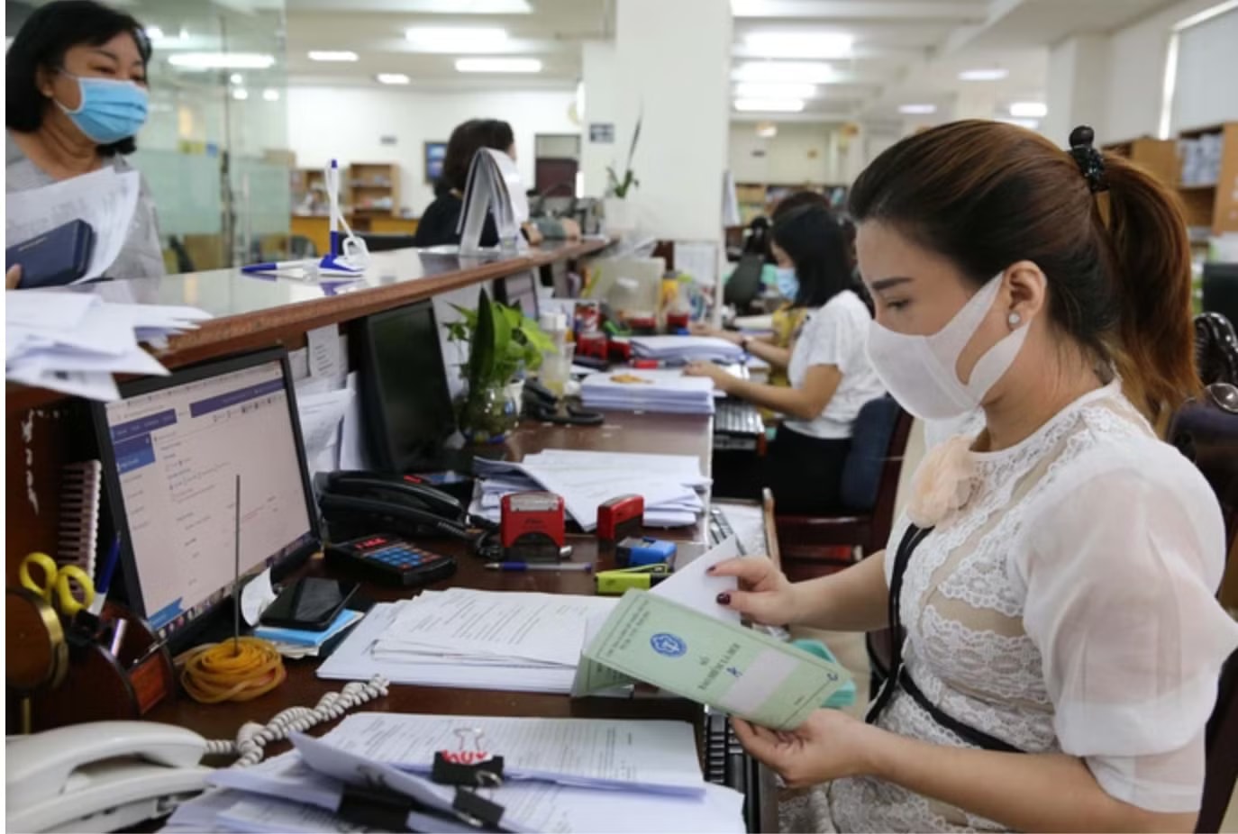 Các bộ, địa phương có thể linh hoạt điều chuyển viên chức. (Ảnh minh họa) Các bộ, địa phương có thể linh hoạt điều chuyển viên chức, không làm tăng tổng biên chế - Ảnh 1.