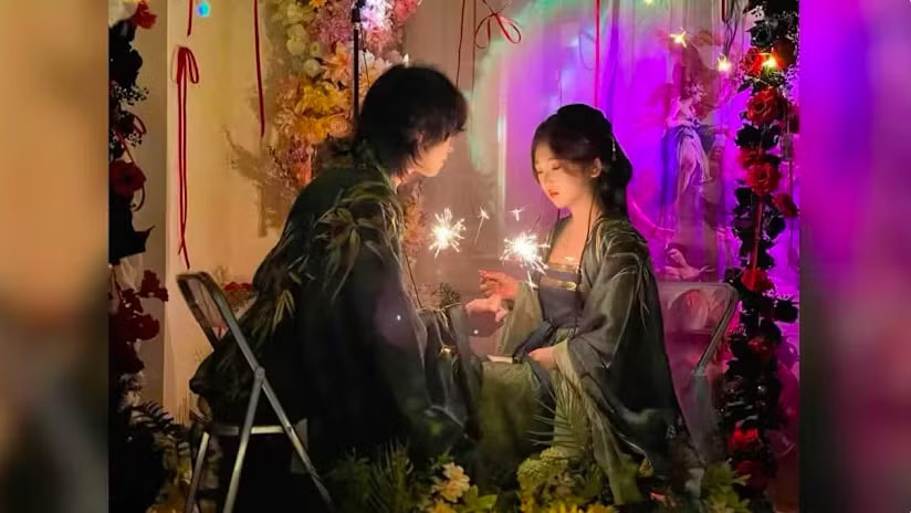 Phụ nữ Trung Quốc vung tiền mua tình yêu theo kịch bản - Ảnh 1.
