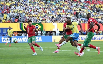 Lý do đằng sau những đôi giày màu hồng phủ sóng World Cup 2026?